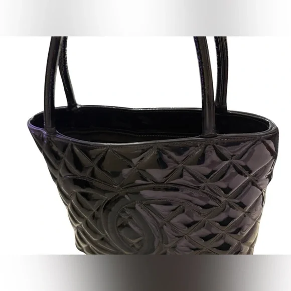 Auth CHANEL medallion tote glossy patent leather Black quilted CC vintage Bag - Picture 15 of 16